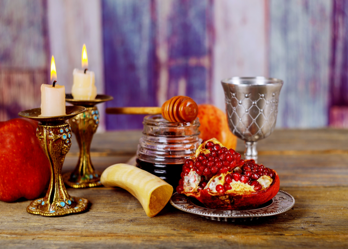 rosh-hashanah-table-setting-with-honey-and-apples